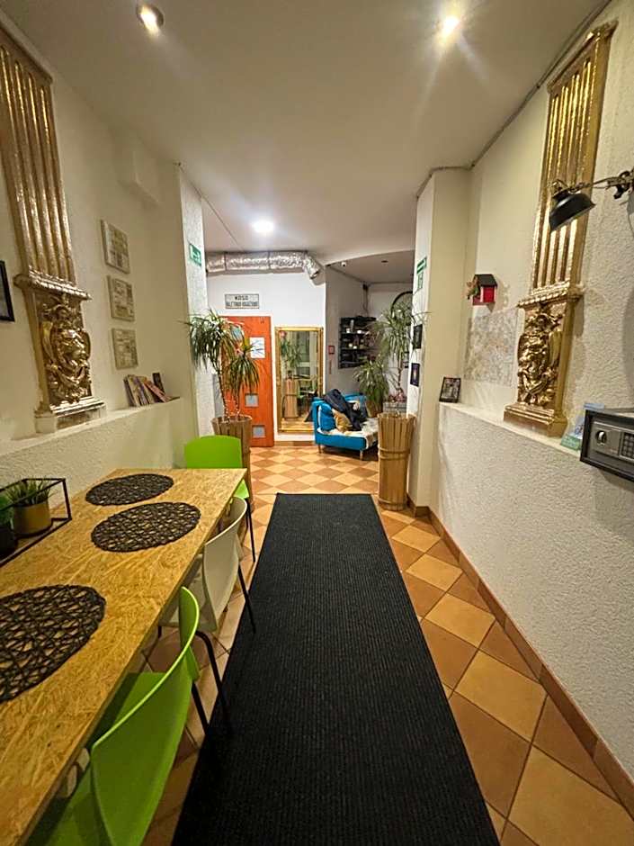 FlyFly Hostel , darmowy parking , rezerwuj przez urządzenia mobilne -10 procent