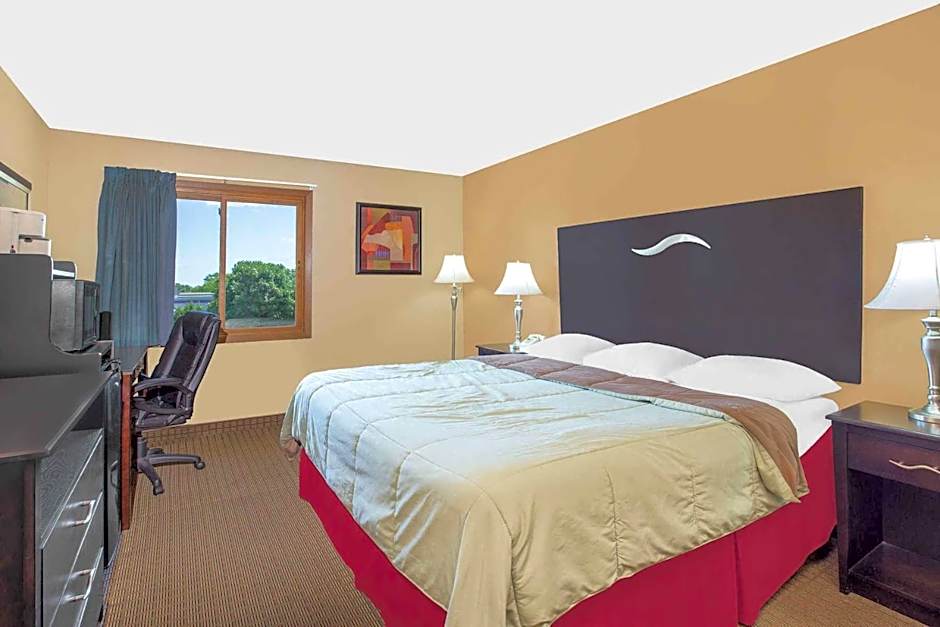 Super 8 by Wyndham Sheboygan WI