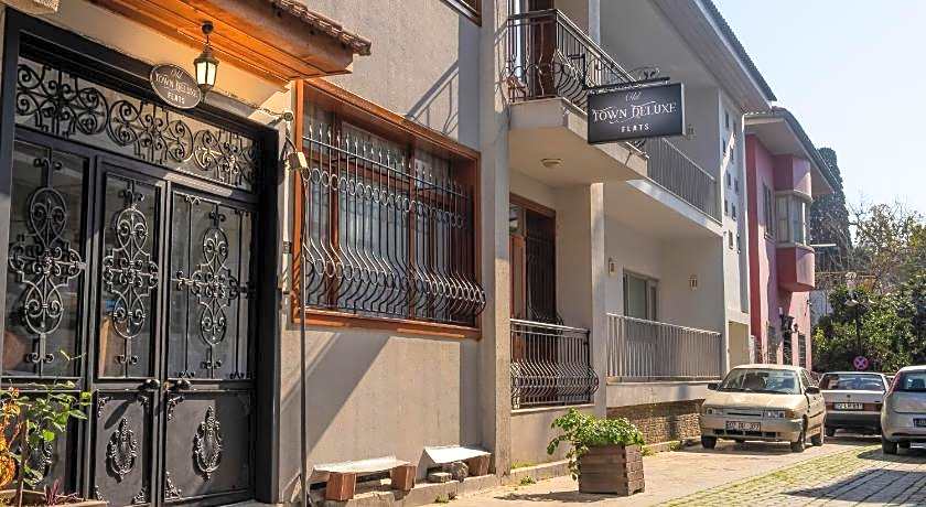 Old Town Deluxe Flats