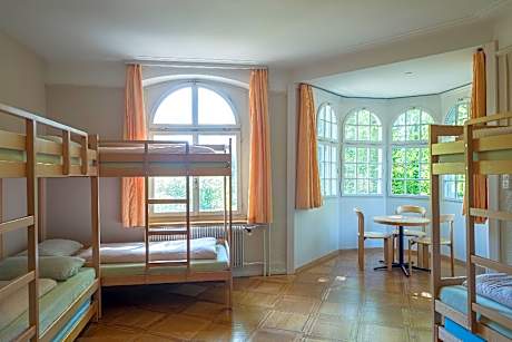 Private Room for 6 People with Shared Bathroom