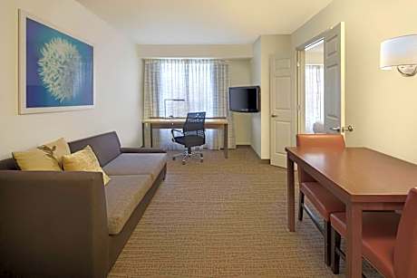 One-Bedroom Queen Suite with Sofa Bed and Adapted Tub - Mobility Accessible