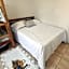 KITNET S2 em TORRES-RS - Na mais bela praia Gaúcha - Cozinha - Banheiro - Ar condicionado - TV smart 32' - Wi-Fi - Estacionamento - Anfitriã Superhost no BnB
