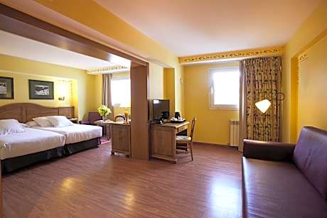 JUNIOR SUITE (2 ADULTS + 1 CHILD)