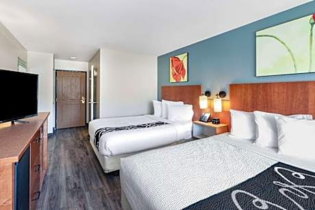 Deluxe Queen Room with Two Queen Beds