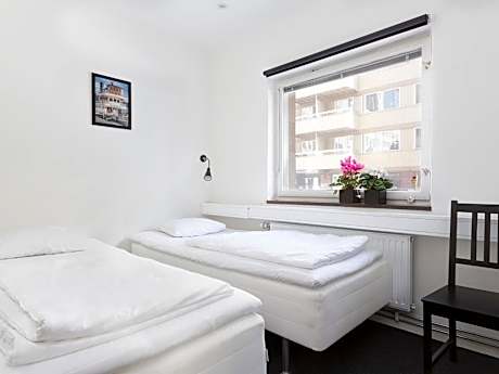 Classic Twin Room with Private Bathroom
