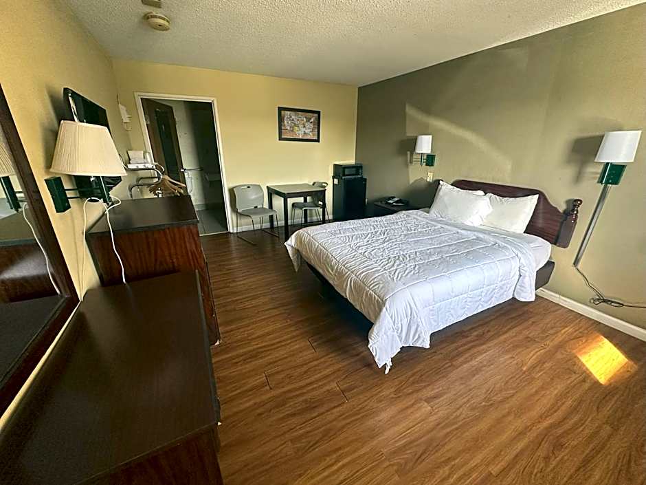 Econo Lodge Inn & Suites Southeast