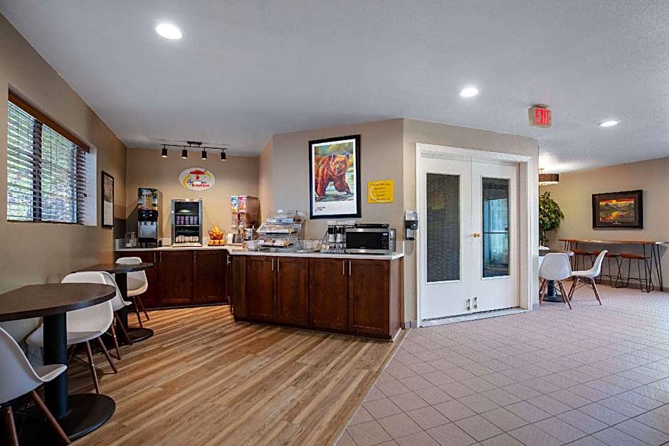 Super 8 By Wyndham St. Regis