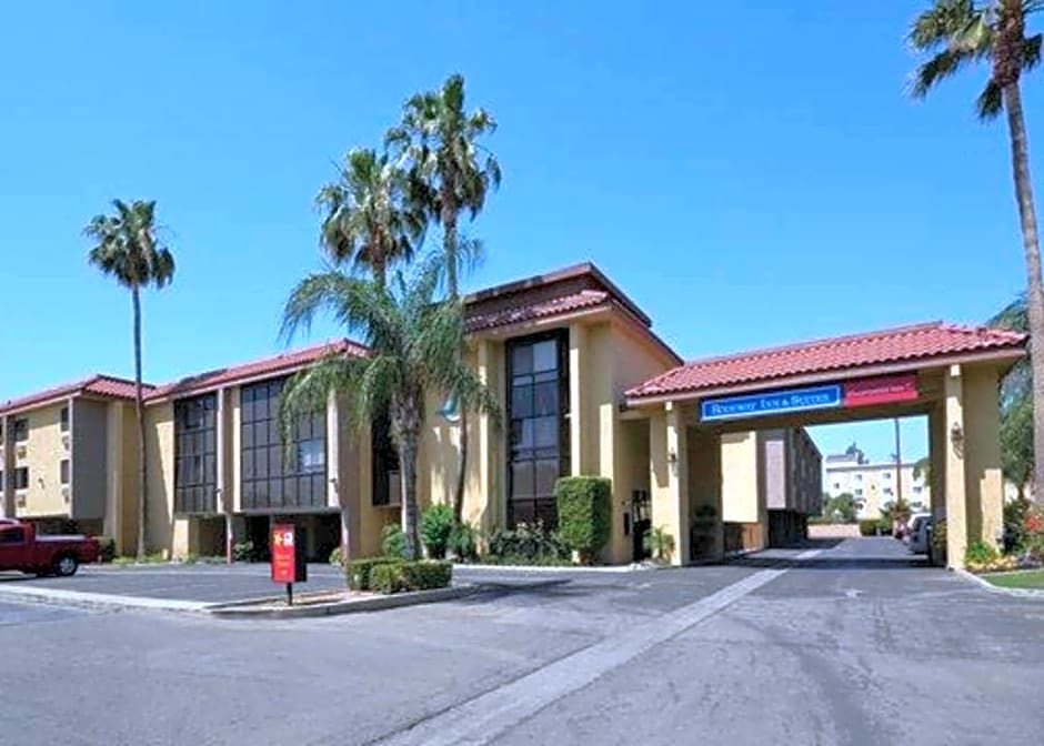 Rodeway Inn and Suites Bakersfield