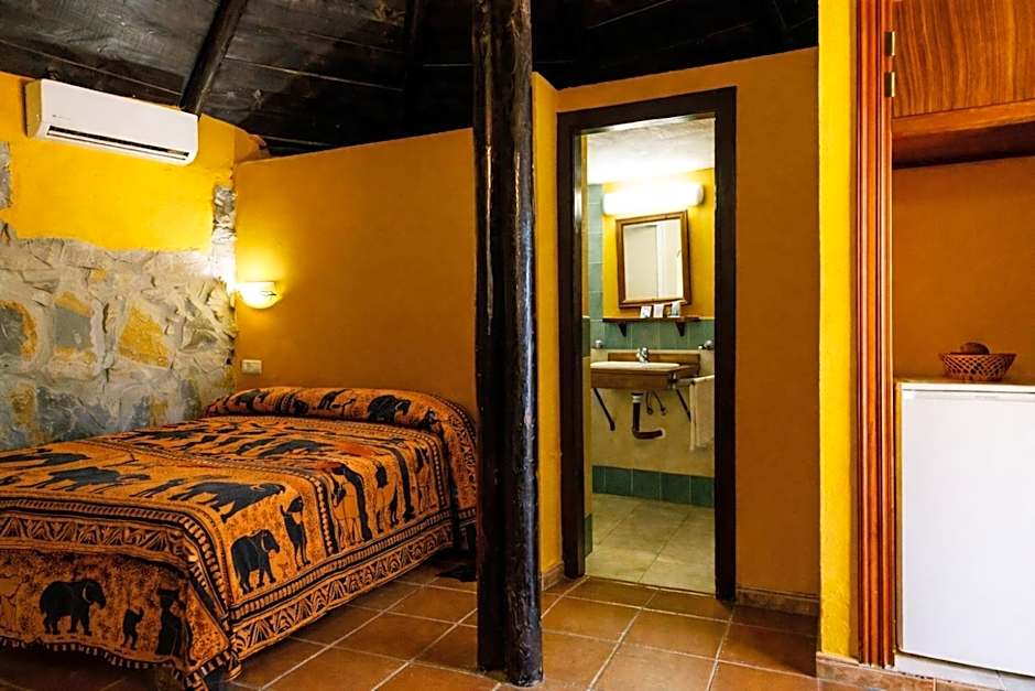 Hotel Selwo Lodge - Animal Park Tickets Included