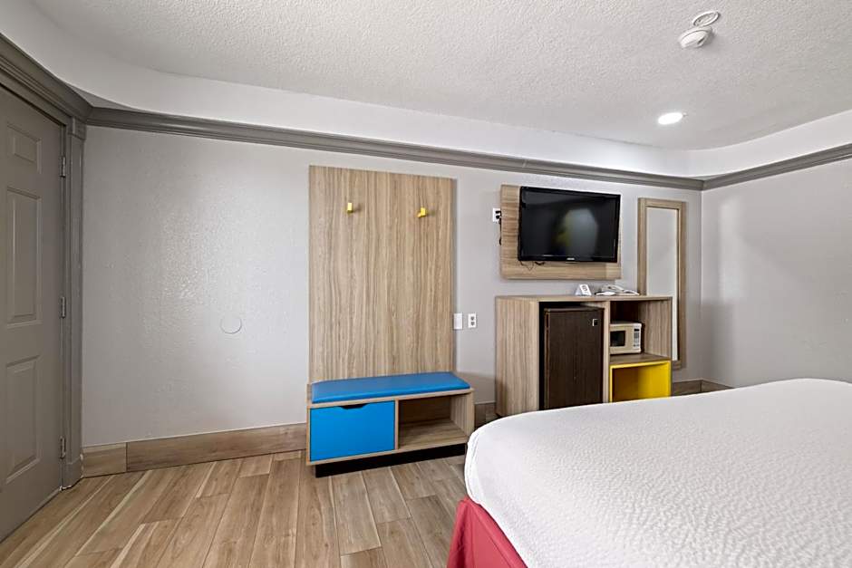 Days Inn by Wyndham Kenedy