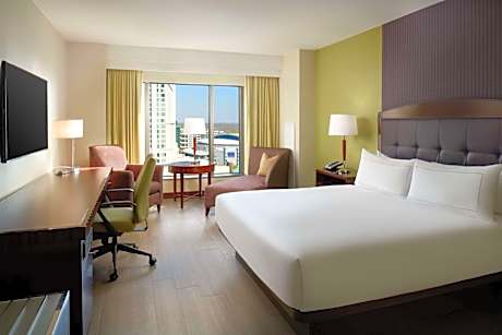 King Room with Bath Tub and City View - Mobility/Hearing Access