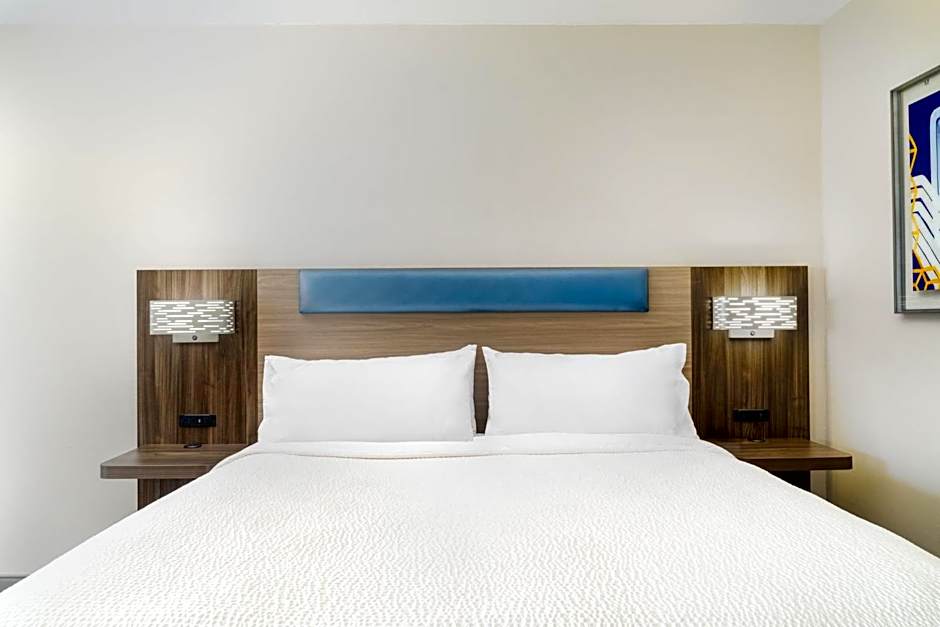 Holiday Inn Express Pratt By IHG