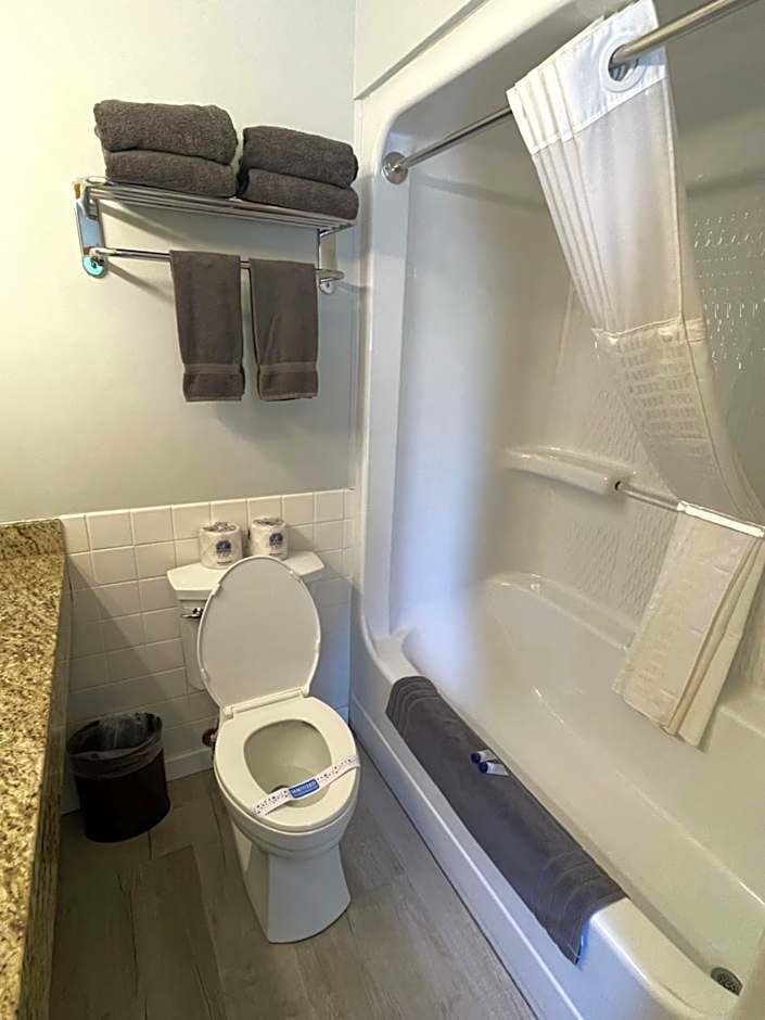 Lake Bluff Inn and Suites