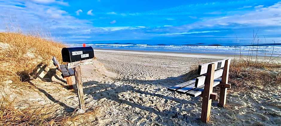 ON ISLAND Ocean View Beachy Studio in Campy 1970s Converted Motel
