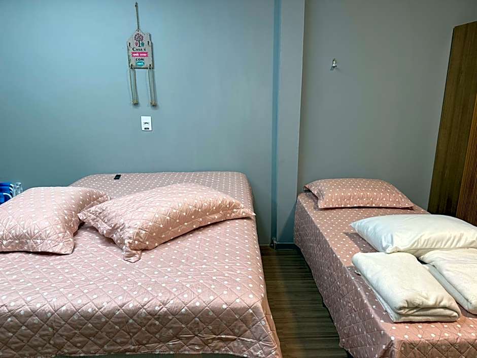 Studio com quarto e banheiro em frente ao Parque do Lago Acomoda até 2 pessoas 1 cama