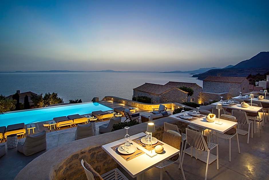 BASSA MAINA Villas & Suites