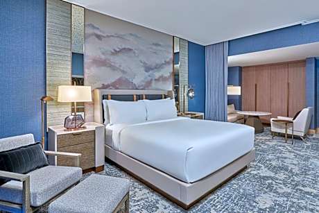 Grand Deluxe Club, Club lounge access, Larger Guest room