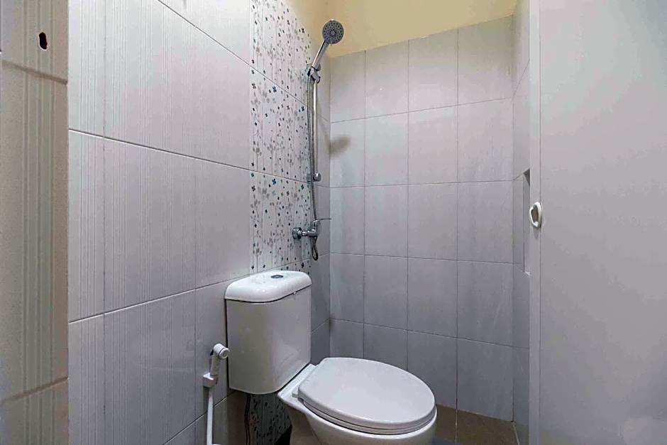 RedDoorz Plus near Millenium ICT Centre Medan 2