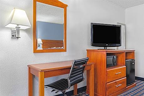 2 Double Beds Smoking Room Work Desk Microwave And Refrigerator Wi-Fi Full Breakfast