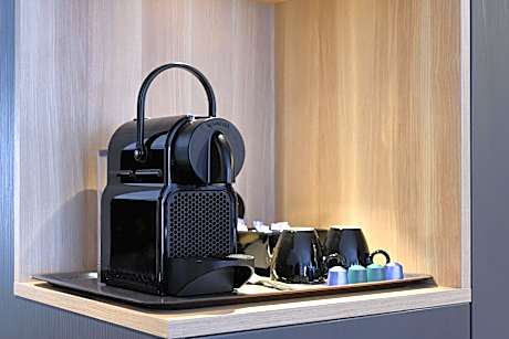 1 Queen Standard Mid Floor