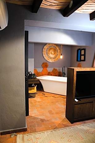 Standard Queen Room