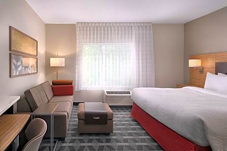 King Studio with Sofa Bed and Adapted Tub - Mobility Accessible