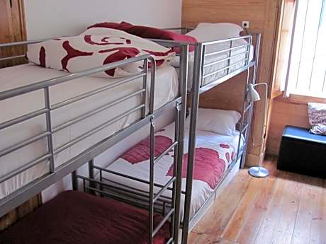 Single Bed in Mixed Dormitory Room (8 Beds)