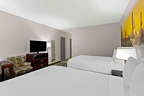 2 Queen Beds Poolside Non-Smoking