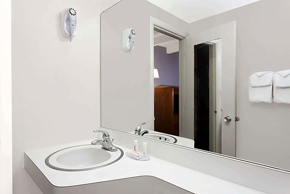 Howard Johnson by Wyndham Vero Beach / Downtown