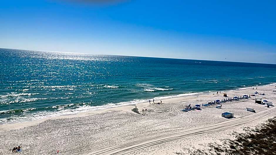 ON THE BEACH! COUPLES GETAWAY,HONEYMOON SWEET, Perfectly Cozy Beach Front Condo, full kitchen, pool, free parking,CHECK-IN AT DOOR
