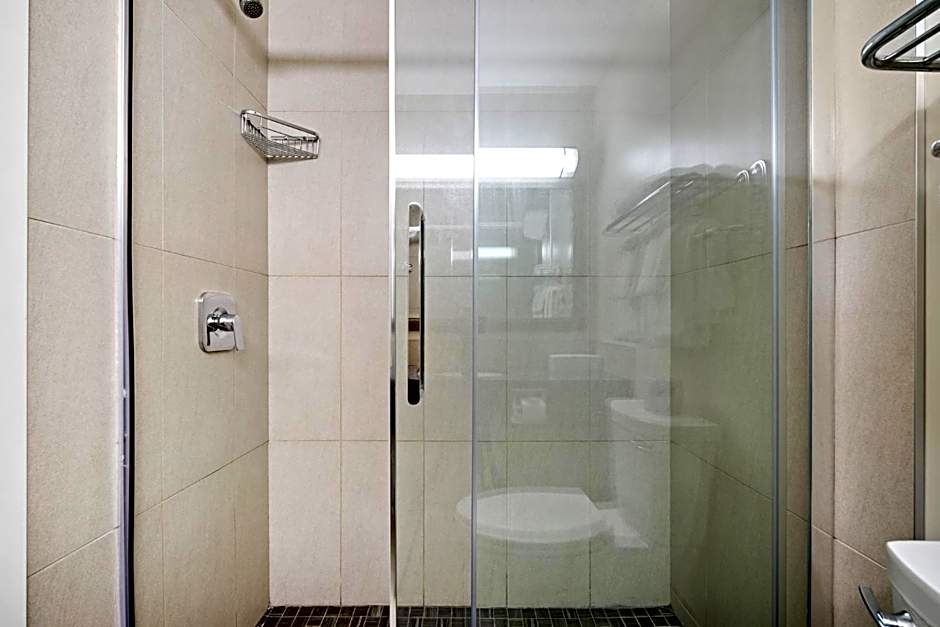 Guest House Inn & Suites