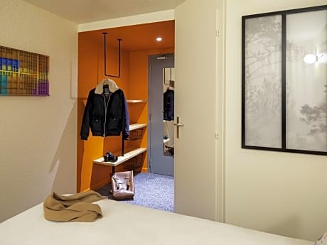 Pop Room with 2 Single Beds