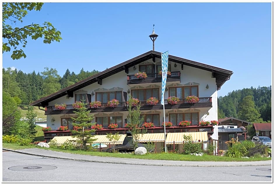 Aktivhotel & Gasthof Schmelz Ihr Urlaubs Hotel in Inzell mit Wellness Hallenbad, Alpensauna & Dampfbad