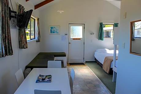 Large 1 Bedroom Kitchen Cabin (Shared Bathroom)