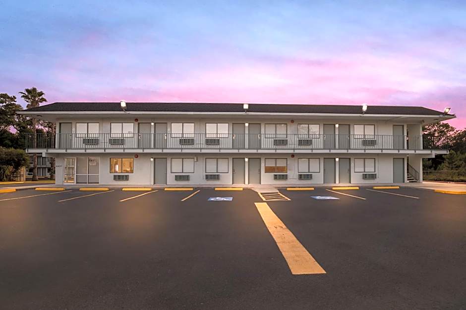 HomeTowne Studios by Red Roof Orange, TX