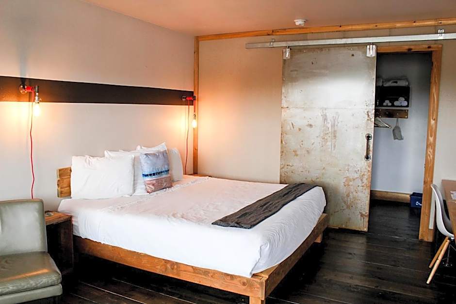 Photo 1 of 11 of Deluxe 1 King Bed