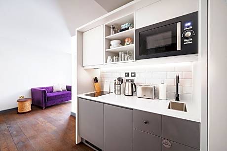 1 Queen Studio Suite Corner