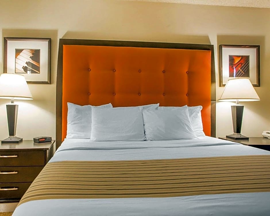 Econo Lodge Inn & Suites Stevens Point