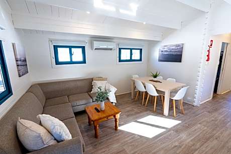 Deluxe Poolside Villa (2BR)