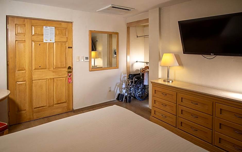 Foto 1 di 4 di 1 Queen Bed, Mobility Accessible