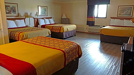 4 Queen Beds Suite Non-Smoking