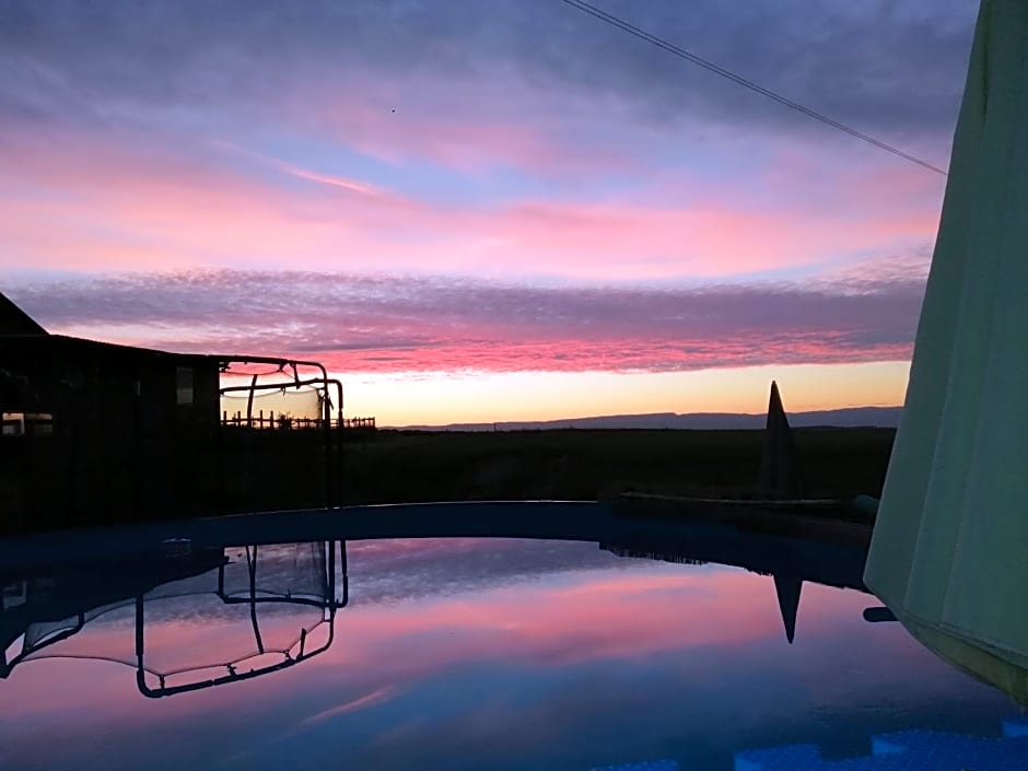 Petite maison sur la colline du Gibloux: 1chambre,1 salon et salle de bain privés au rez de chaussé, piscine extérieur et BBQ ,