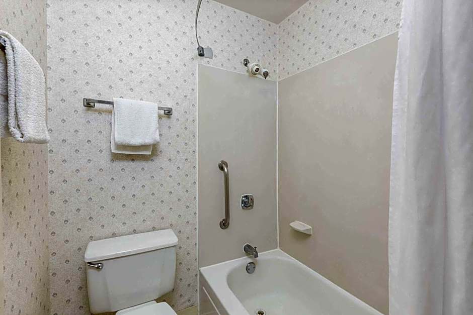 Days Inn by Wyndham Des Moines-West Clive