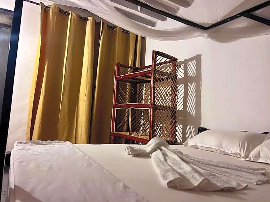 Tropinest bungalows & hostel