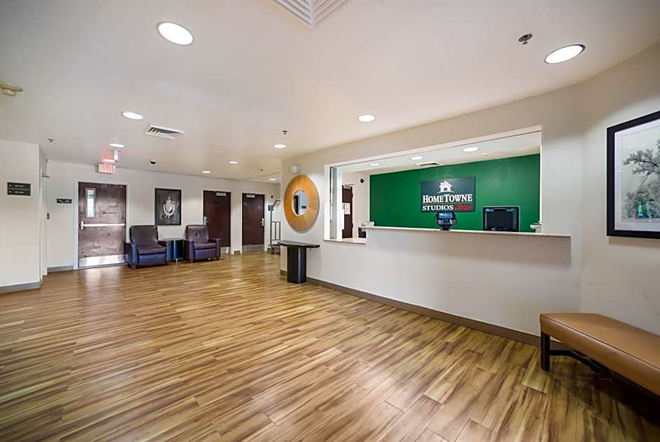 HomeTowne Studios by Red Roof St. Louis - Airport/ N Lindbergh