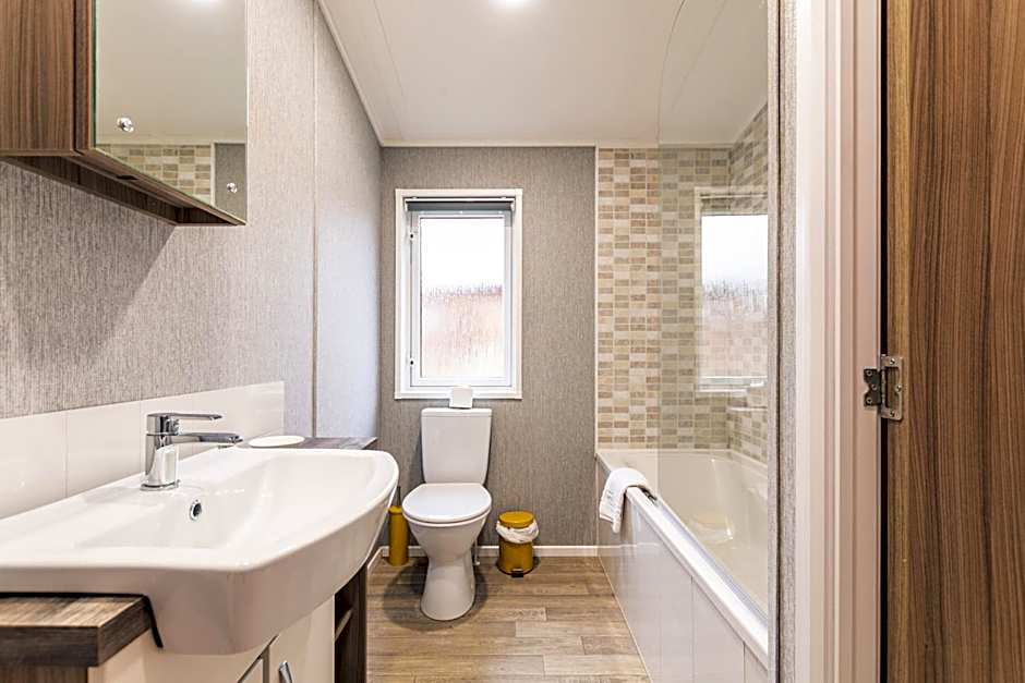 Garden View Lodge with Hot Tub