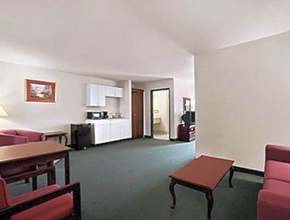 Days Inn & Suites by Wyndham Romeoville