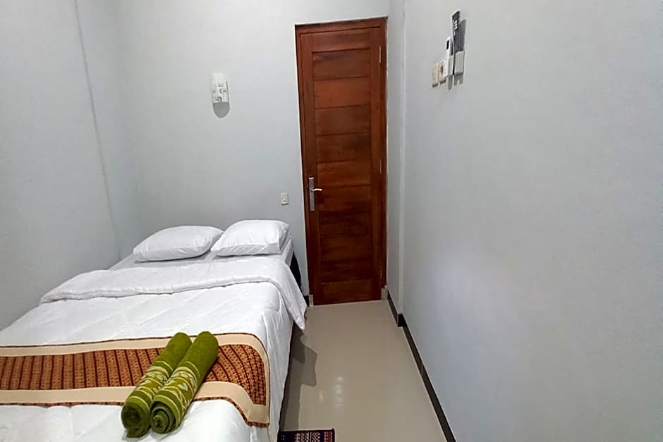 OYO 93769 Setia Budi Guest House 2