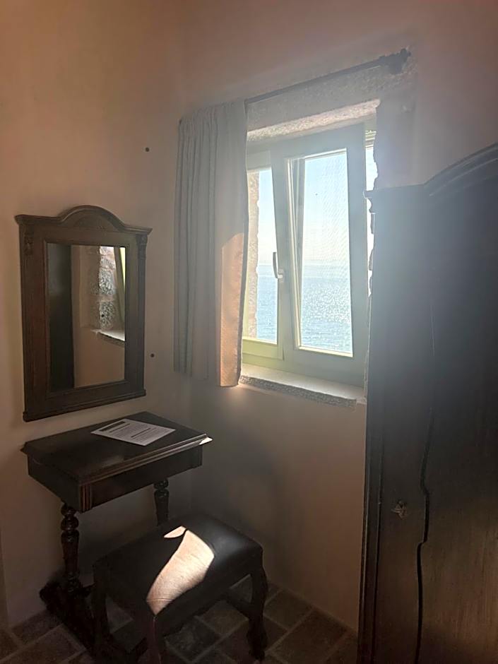 Arapis Rooms & Suites