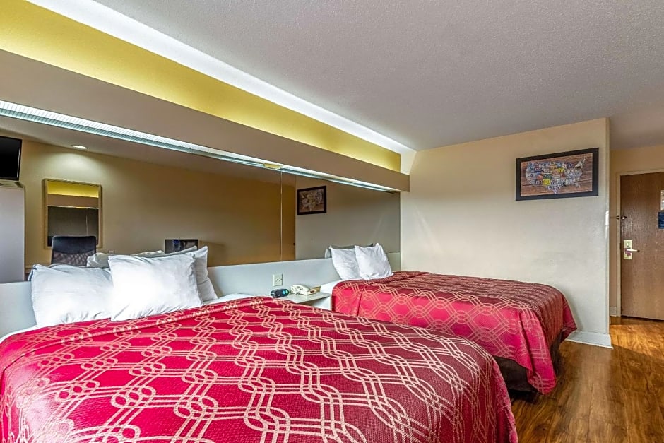 Econo Lodge Inn & Suites Evansville